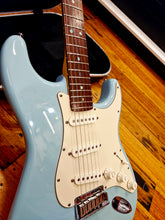 Load image into Gallery viewer, Fender special order Japanese deluxe Stratocaster - 2006