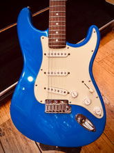Load image into Gallery viewer, Fender Standard Stratocaster 1995 - Electric Blue