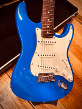 Load image into Gallery viewer, Fender Standard Stratocaster 1995 - Electric Blue