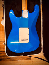 Load image into Gallery viewer, Fender Standard Stratocaster 1995 - Electric Blue