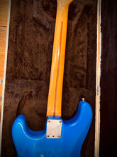 Load image into Gallery viewer, Fender Standard Stratocaster 1995 - Electric Blue