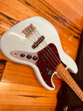 Load image into Gallery viewer, Fender Vintera 60's Jazz Bass Daphne Blue