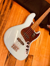 Load image into Gallery viewer, Fender Vintera 60's Jazz Bass Daphne Blue