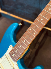 Load image into Gallery viewer, Fender Stratocaster – Made in Japan (1997) – Electric Blue
