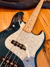 Load image into Gallery viewer, Fender Jazz Bass Fretless – Crafted in Japan