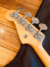 Load image into Gallery viewer, Fender Jazz Bass Fretless – Crafted in Japan