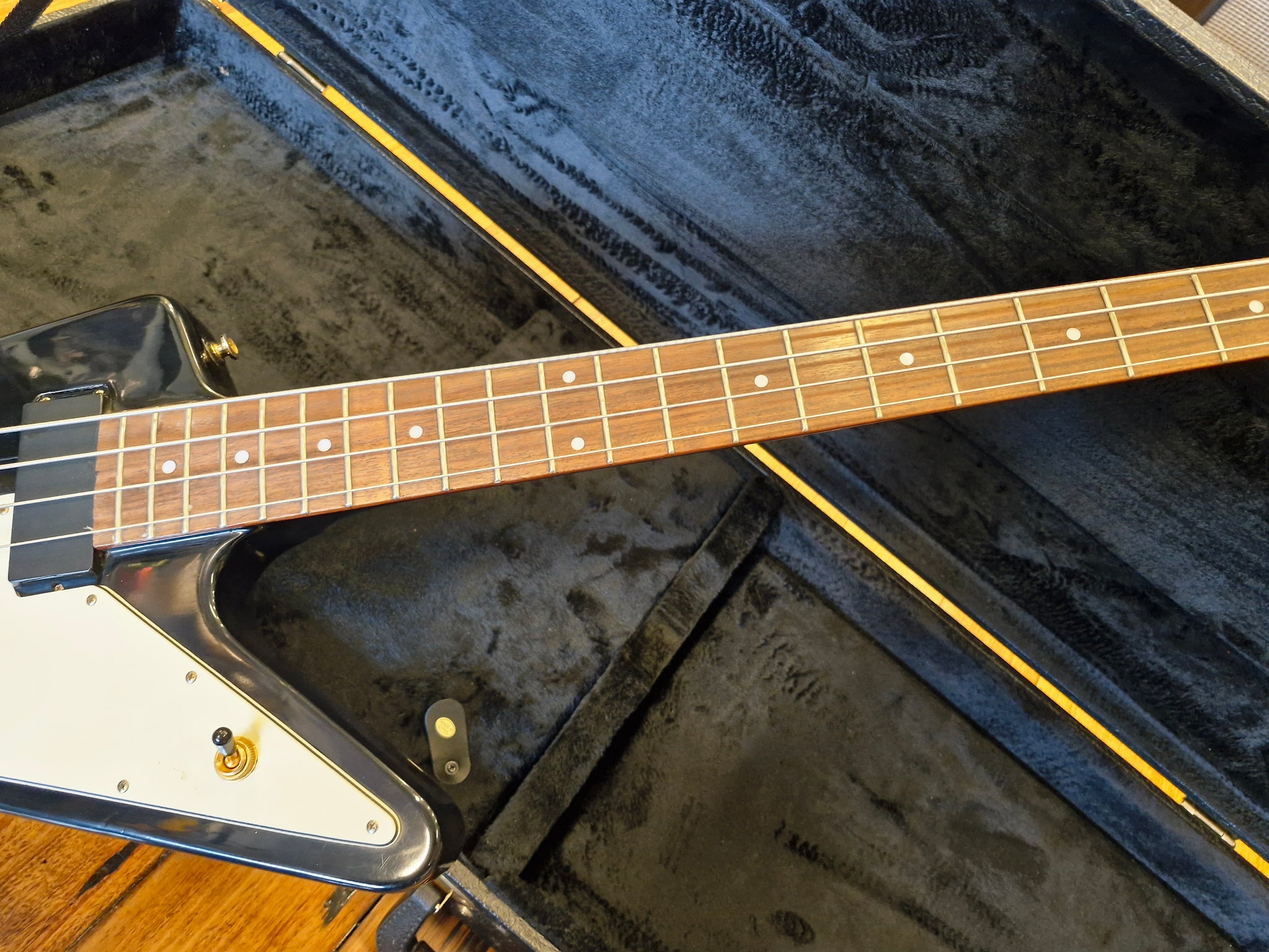 Epiphone Explorer Bass – Classic Guitars and Amps