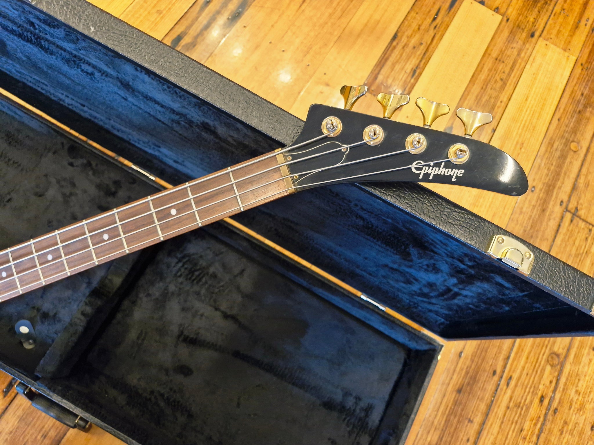 Epiphone Explorer Bass – Classic Guitars and Amps