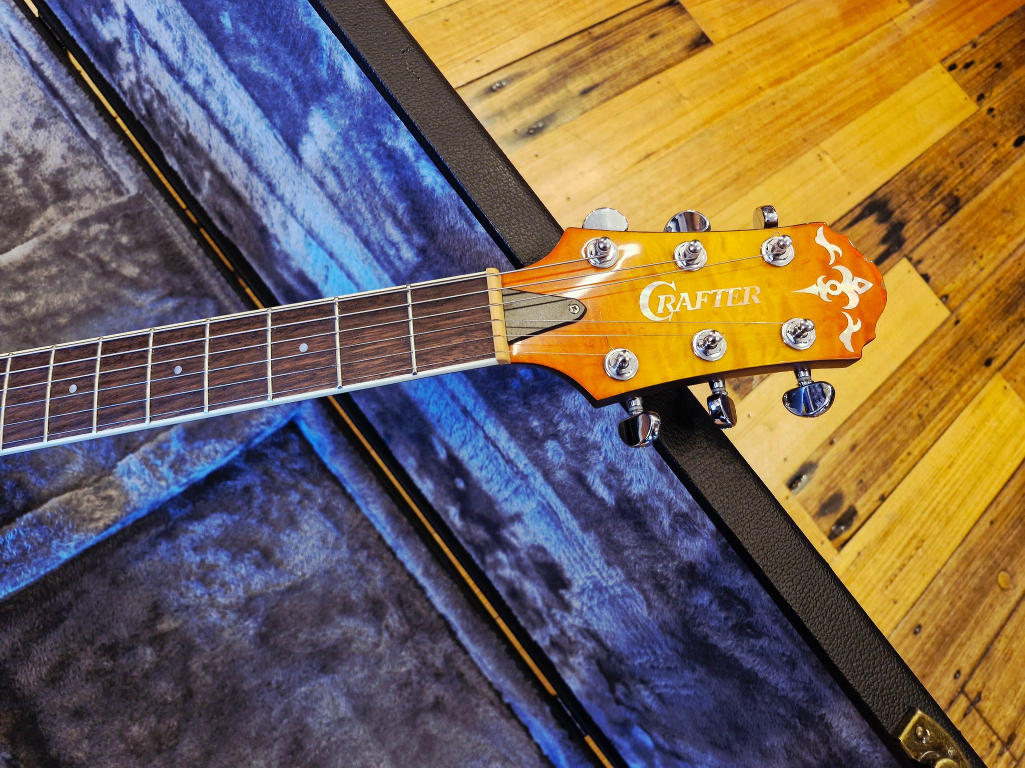 Crafter SA QMOS – Classic Guitars and Amps
