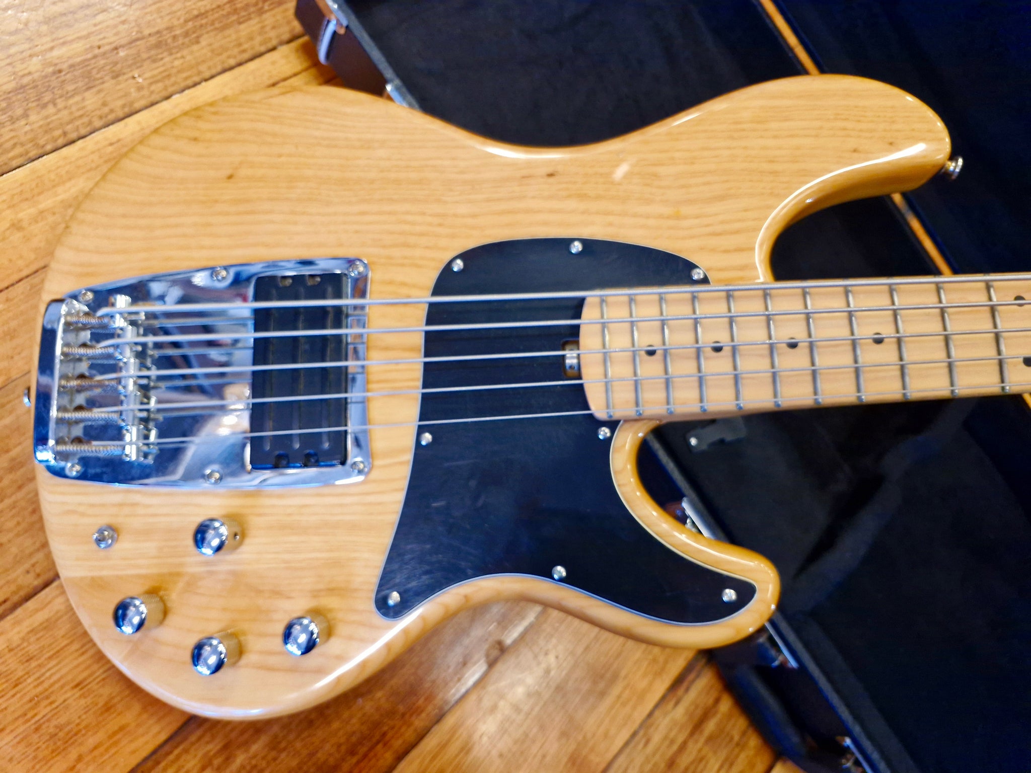 Ibanez ATK305 5-string – Classic Guitars and Amps