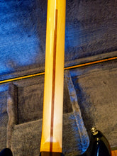 Load image into Gallery viewer, Fender USA Standard Stratocaster 2010 – Custom Heavy Orange Candy Metal Flake Burst

