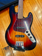 Load image into Gallery viewer, Squier Classic Vibe 60s Jazz Bass Fretless
