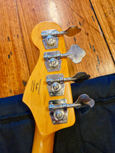 Load image into Gallery viewer, Squier Classic Vibe 60s Jazz Bass Fretless
