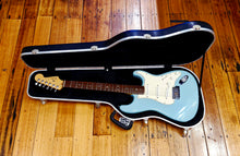 Load image into Gallery viewer, Fender special order Japanese deluxe Stratocaster - 2006
