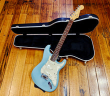 Load image into Gallery viewer, Fender special order Japanese deluxe Stratocaster - 2006
