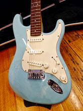 Load image into Gallery viewer, Fender special order Japanese deluxe Stratocaster - 2006
