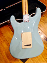 Load image into Gallery viewer, Fender special order Japanese deluxe Stratocaster - 2006
