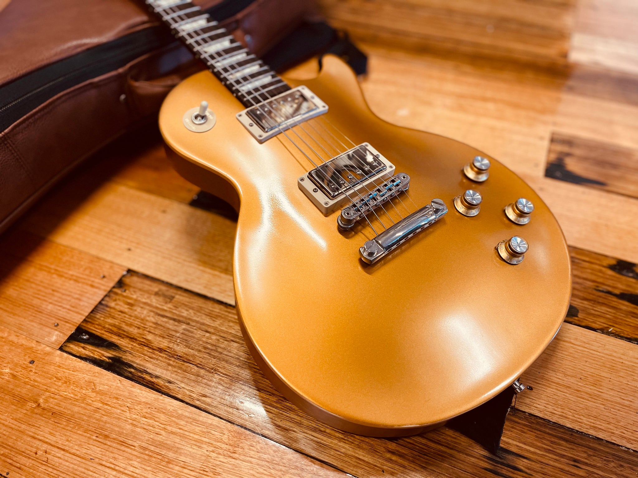 Gibson Les Paul Tribute Gold top – Classic Guitars and Amps
