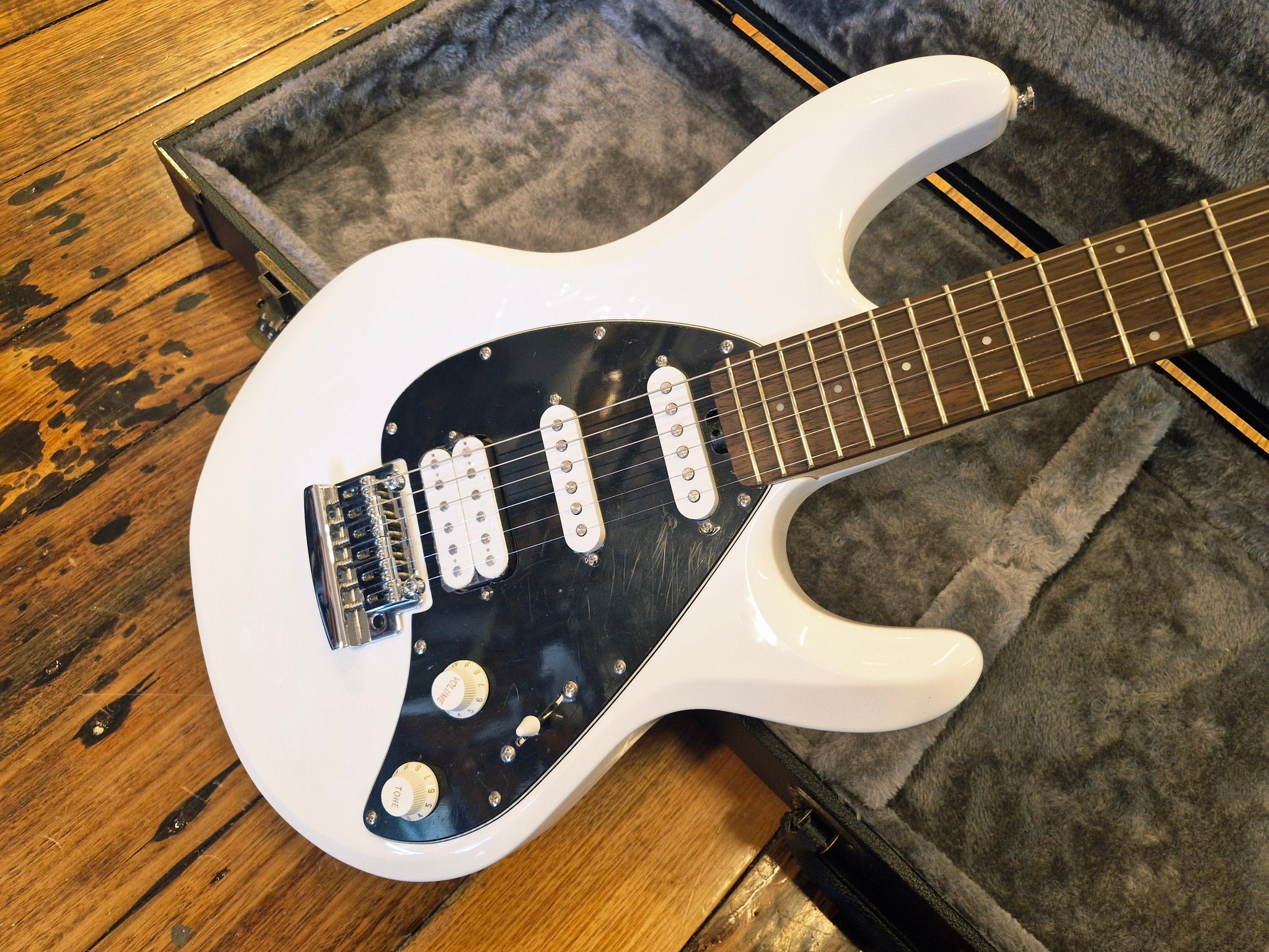 Musicman Sterling SUB – Classic Guitars and Amps