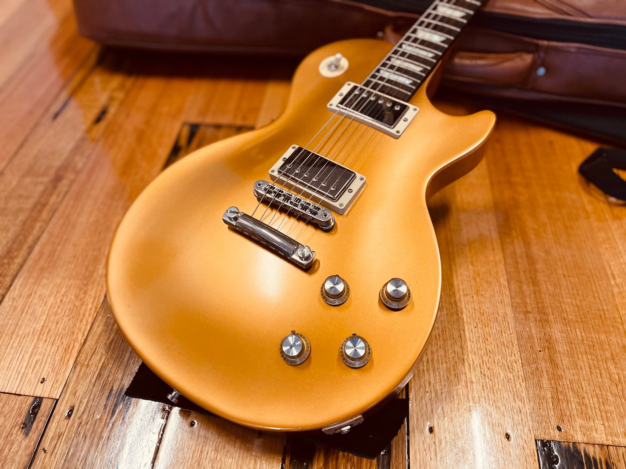 Gibson Les Paul Tribute Gold top Classic Guitars and Amps