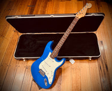 Load image into Gallery viewer, Fender Standard Stratocaster 1995 - Electric Blue
