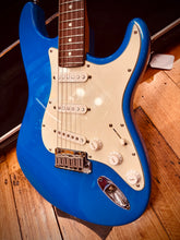 Load image into Gallery viewer, Fender Standard Stratocaster 1995 - Electric Blue
