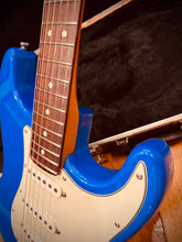 Load image into Gallery viewer, Fender Standard Stratocaster 1995 - Electric Blue
