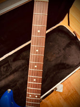 Load image into Gallery viewer, Fender Standard Stratocaster 1995 - Electric Blue
