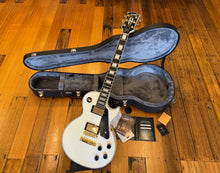 Load image into Gallery viewer, Gibson Les Paul Custom shop 2021 - Alpine White
