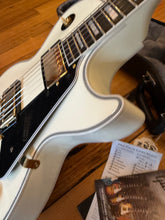 Load image into Gallery viewer, Gibson Les Paul Custom shop 2021 - Alpine White

