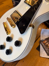 Load image into Gallery viewer, Gibson Les Paul Custom shop 2021 - Alpine White
