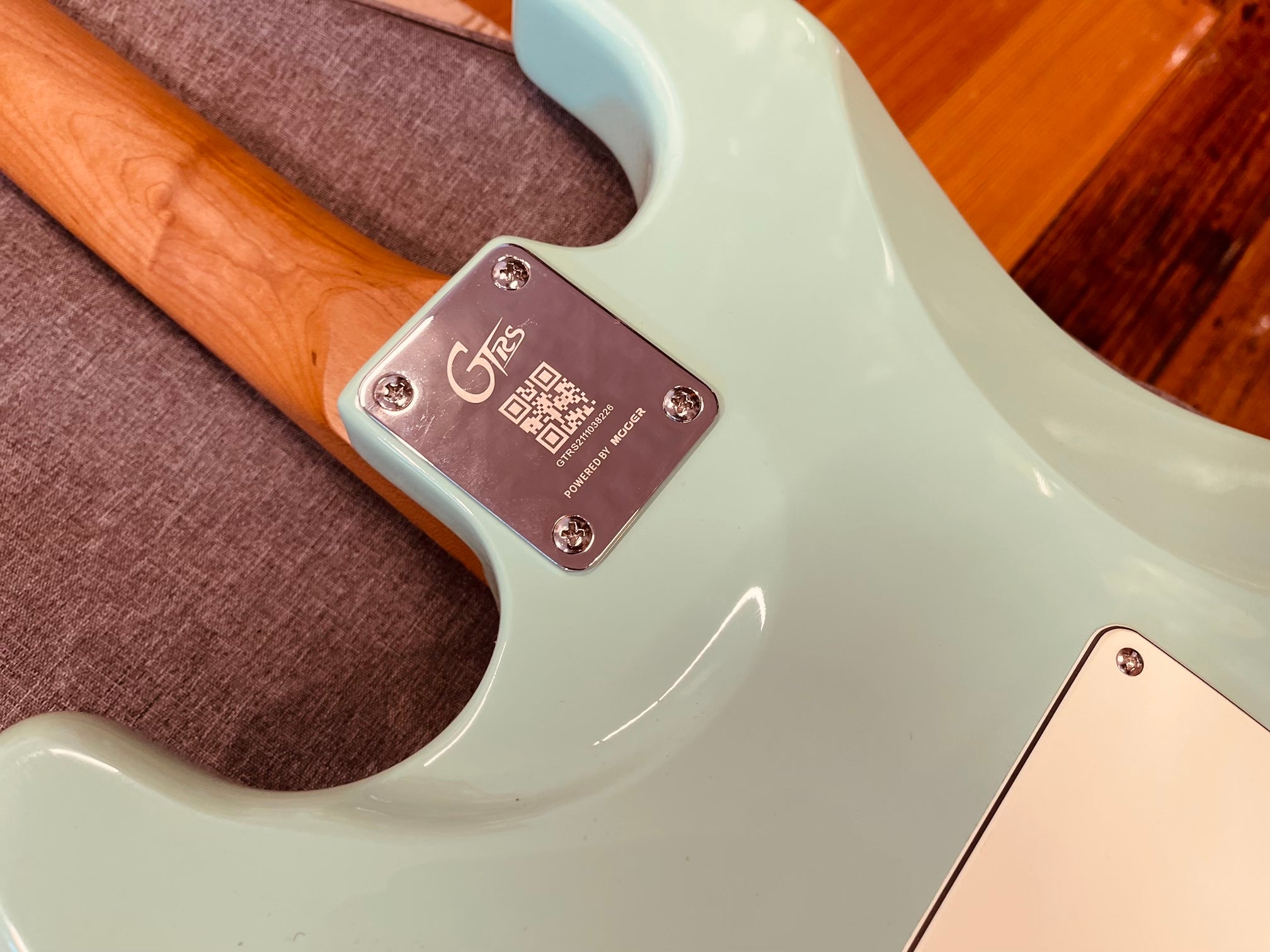 Mooer S801 GTRS Intelligent Guitar – Classic Guitars and Amps