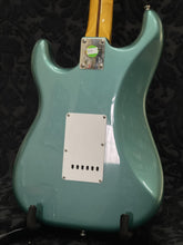 Load image into Gallery viewer, Squier Stratocaster FSR Classic Vibe 50&#39;s

